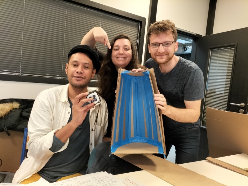 Fichier:3membresdelequipedevantpremierprototype.jpg