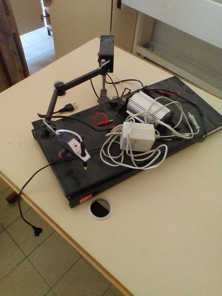 Fichier:Machine à placer manuellement les composants montés en surface.jpeg