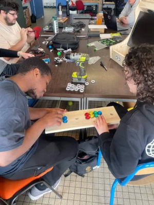 Estime et RI en train de viser les boutons sur la plache du panel 1.jpg