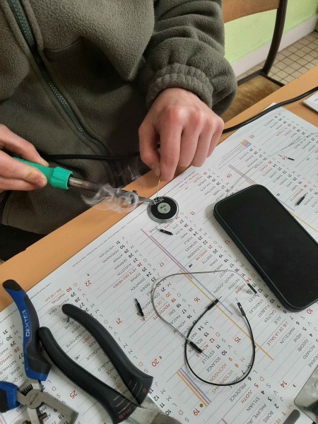 Fichier:BoiteATemps soudure enceinte.jpg