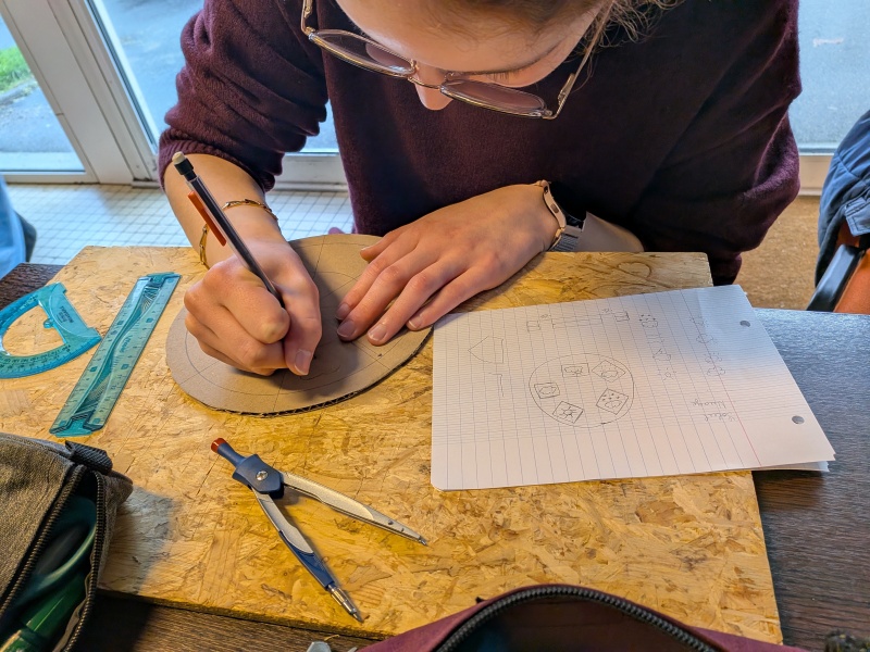 Fichier:Manar qui dessine.jpg