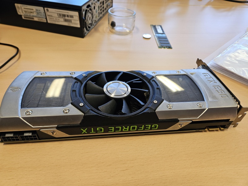 Fichier:GTX690 GPU.jpg