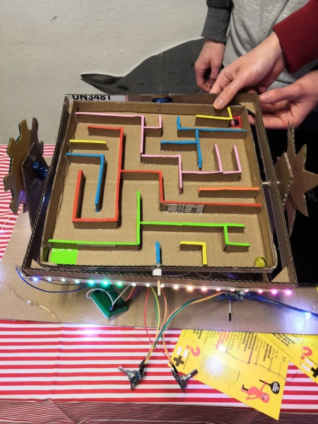 Fichier:Photo labyrinthe hackathon forain 2022.jpg