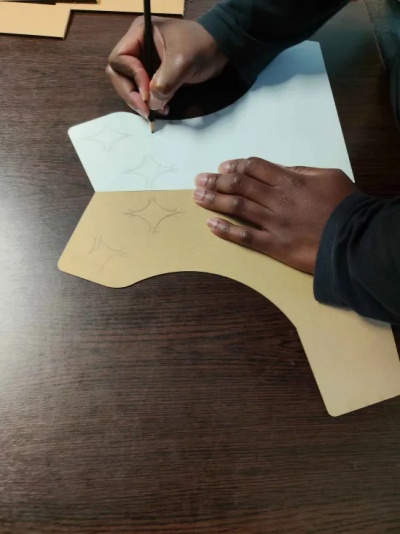 RI en train de dessiner les formes.jpg