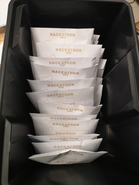 Fichier:Kit final Hackathon 2025.jpg