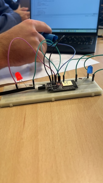 Fichier:Led rouge allumee.jpeg