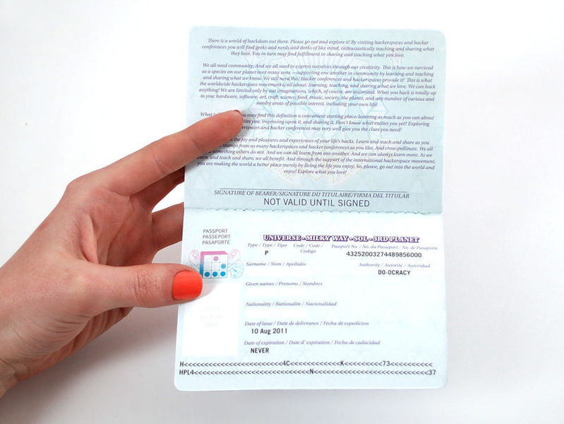 Fichier:Passeportenmain3.jpg