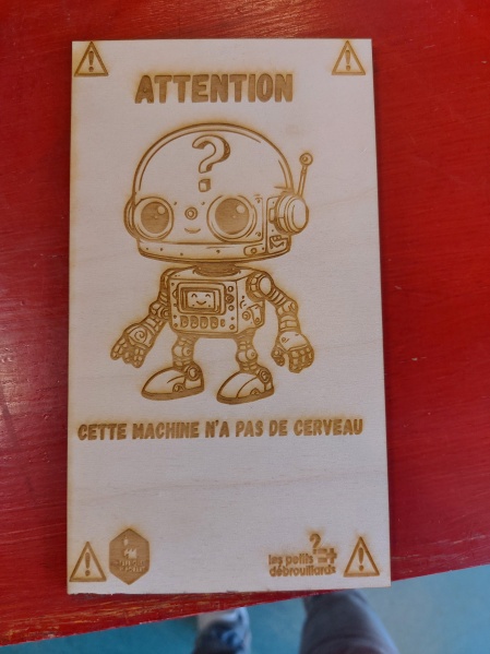 Fichier:Découpe laser machine qui n'a pas de cerveau.jpg